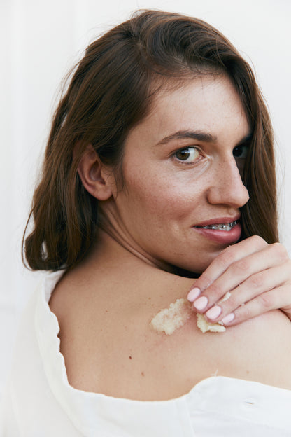 Peeling do ciała wygładzający i odżywiający skórę.